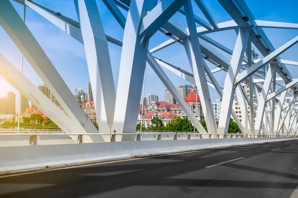 Tianjin, Çin 'deki çelik yapı köprüsünün bir parçası.
