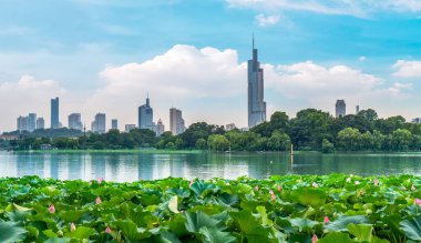 Nanjin 'deki Xuanwu Gölü ve Şehir Mimarisinin Skyline' ı