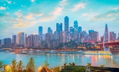 Chongqing şehir gece manzarası ve mimari manzaranın ufuk çizgisi