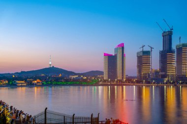 Qingdao 'daki kentsel mimari manzaranın silüeti.