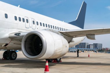 Pist önlüğündeki bir uçak.