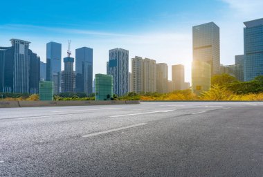 Panoramik şehir manzaralı boş yol