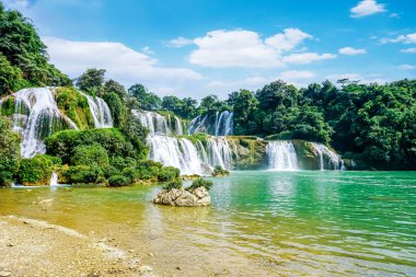 Guangxi 'deki güzel ve görkemli Detian Falls, Chin.