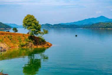 Hangzhou 'daki Qiandao Gölü' nün güzel manzarası.