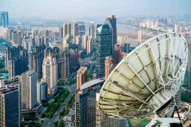 Şehrin üstünde bir uydu anteni.