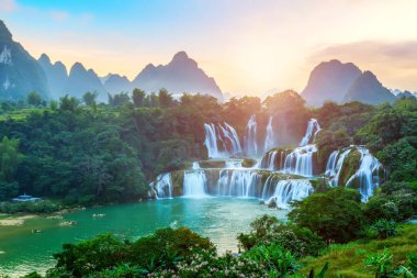 Guangxi 'deki güzel ve görkemli Detian Falls, Chin.