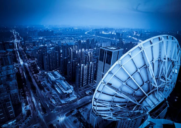 Спутниковая Тарелка Над Городом — стоковое фото