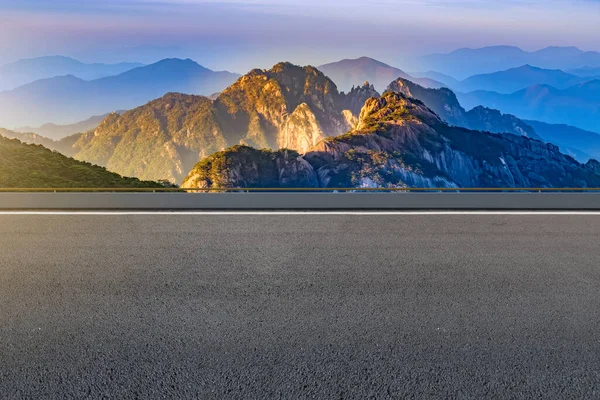 Der Leere Asphaltierte Straßenplatz Und Die Naturlandschaft Unter Der — Stockfoto