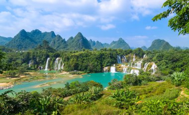 Guangxi 'deki güzel ve görkemli Detian Falls, Chin.