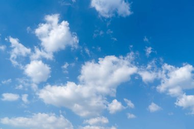 Mavi gökyüzü ve beyaz bulut