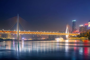 Chongqing şehir gece manzarası ve mimari manzaranın ufuk çizgisi