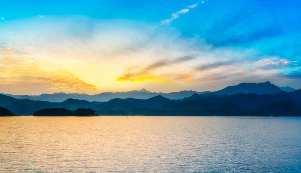 杭州の強島湖の自然景観と湖風景 — ストック写真