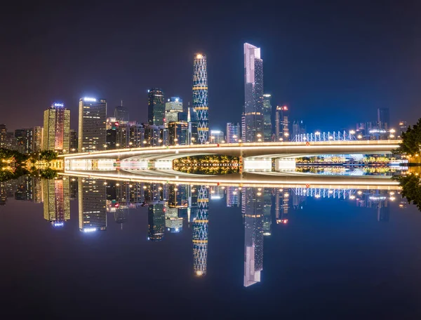 空の正方形の床のタイルと都市の高層ビル — ストック写真