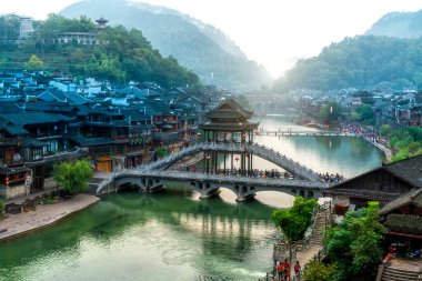 Fenghuang 'ın çok güzel bir manzarası var.