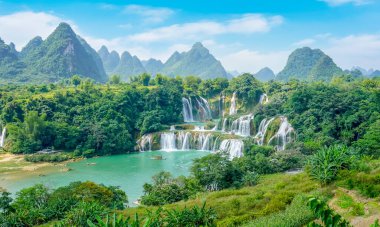 Guangxi, Çin 'deki Detian Falls ve Vietnam' daki Banyue Falls.