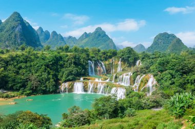 Guangxi 'deki güzel ve görkemli Detian Falls, Chin.