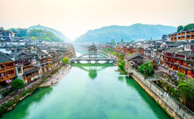 Fenghuang 'ın çok güzel bir manzarası var.
