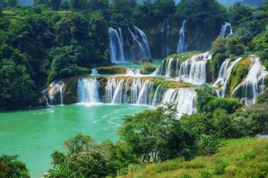 Guangxi 'deki güzel ve görkemli Detian Falls, Chin.