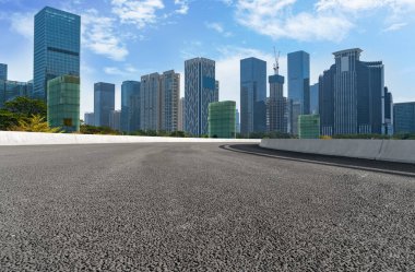 Panoramik şehir manzaralı boş yol