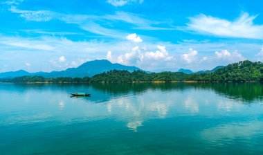 Hangzhou 'daki Qiandao Gölü' nün güzel manzarası.