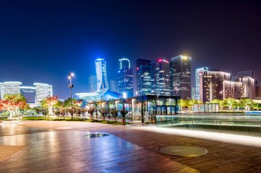 Hangzho 'daki Modern Şehir Mimarisi Gece Manzarası