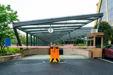 Şehir caddesi otoparkı