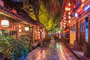 Antik Chengdu kasabasının gece manzarası.