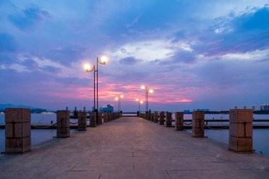 Yixing, Çin 'deki güzel göl iskelesi ve gökyüzü.