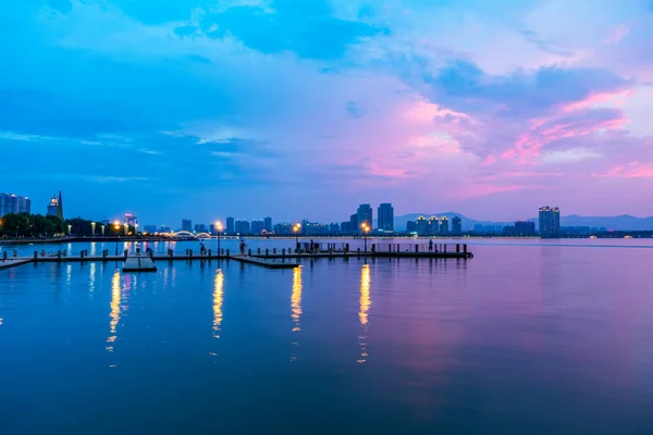 宜兴美丽的湖畔码头与天空 — 图库照片