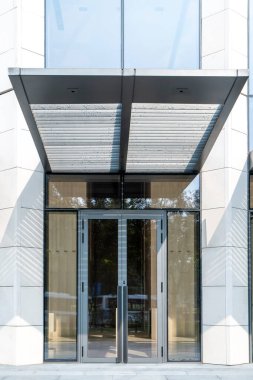 Modern mimari için cam kapılar