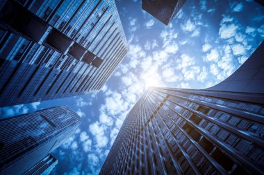 Şehir merkezindeki ticari binaların mimari manzarası