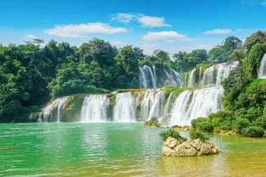 Guangxi 'deki güzel ve görkemli Detian Falls, Chin.