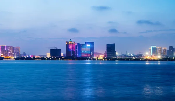 Qingdao Sahili Boyunca Şehir Mimarisinin Nightscape Skyline — Stok fotoğraf