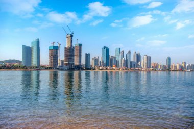 Qingdao 'daki kentsel mimari manzaranın silüeti.