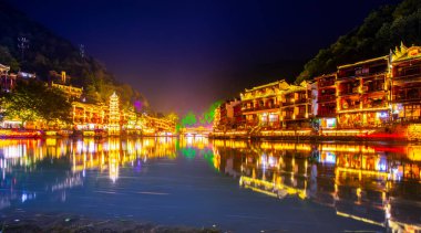 Fenghuang 'ın çok güzel bir manzarası var.