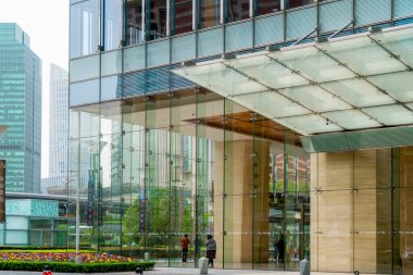 Çağdaş mimari ofis binası, şehir manzarası, kişi başı