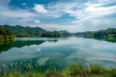 Hangzhou 'daki Qiandao Gölü' nün güzel manzarası.