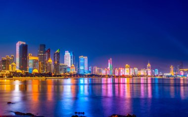 Qingdao 'daki kentsel mimari manzaranın silüeti.