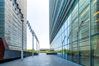 Çağdaş mimari ofis binası, şehir manzarası, kişi başı