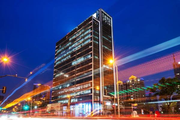 Trilhas Luz Fundo Edifício Moderno — Fotografia de Stock