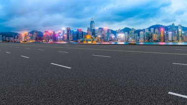 Şehrin panoramik manzarası, boş yolu