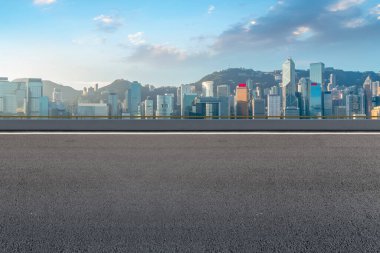 Hong Kon 'da modern şehir mimarisinin yol ve ufuk çizgisi