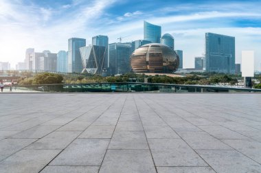 Mavi gökyüzü, boş mermer zemin ve Hangzhou şehir kemerinin ufuk çizgisi.
