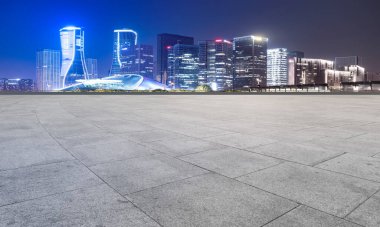 Boş kare döşemeleri olan kentsel gökdelenler