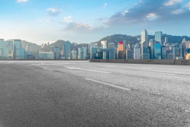 Hong Kon 'da modern şehir mimarisinin yol ve ufuk çizgisi