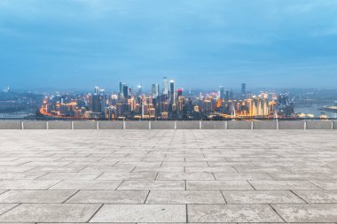 Boş kare döşemeleri olan kentsel gökdelenler