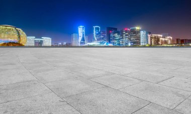 Boş kare döşemeleri olan kentsel gökdelenler