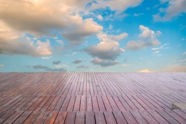 Boş karolar ve güzel gökyüzü manzarası