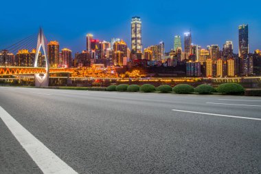Yol kaldırımı ve Chongqing kentsel mimarisi ufuk çizgisi