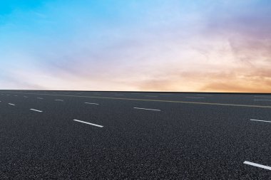 Sky Highway Asfalt Yolu ve güzel gökyüzü günbatımı manzarası